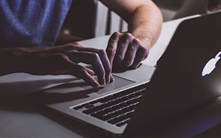 配资官网:股票配资-亚振家居：预计去年归母净利润为负值，或被实施退市风险警示|界面新闻 · 证券